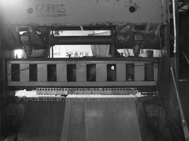 買了第一臺鋼板網機。